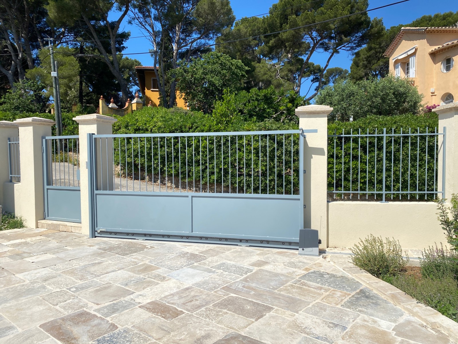 Portail peint avec la meilleure marque Farrow And Ball. Référence : DE NIMES N°299 par une bonne entreprise de peinture dans une villa 