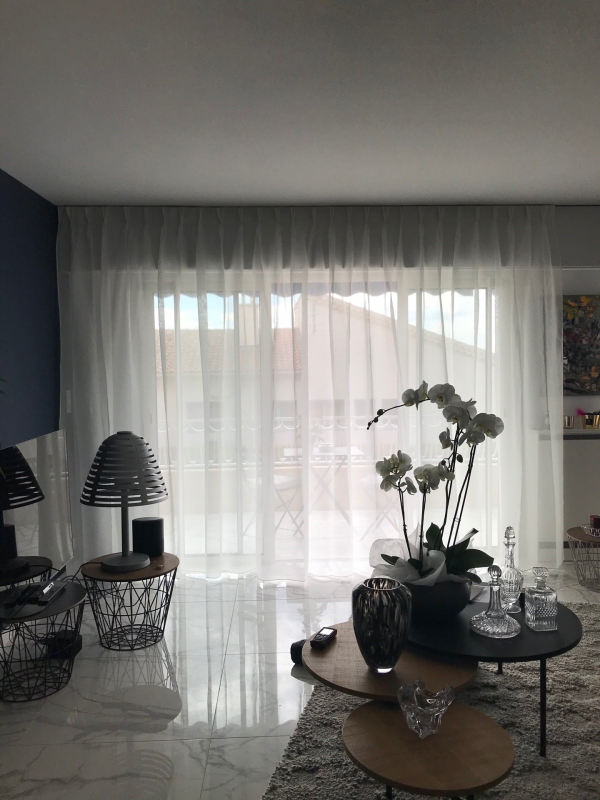 Conseils et installation de tringles et de rideaux avec la marque TOILES DE MAYENNE pour son salon en vente à TOULON dans le VAR