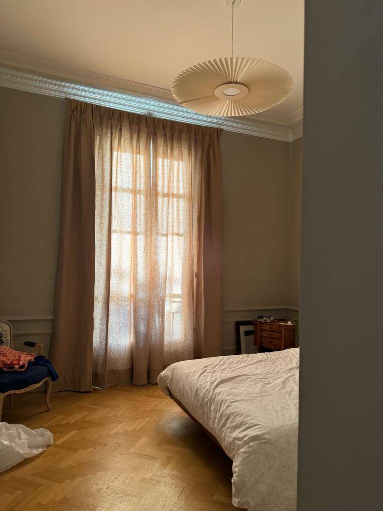 Photo d'une installation de rideaux sur mesure tissu Guell Lamadrid à Bormes les Mimosas dans le 83