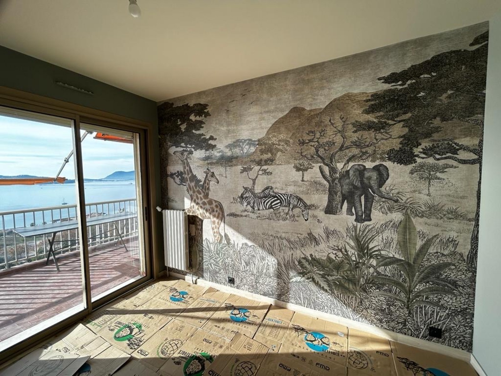 Décoration intérieure tendance avec la pose d'un papier peint panoramique sur mesure à Sanary sur Mer