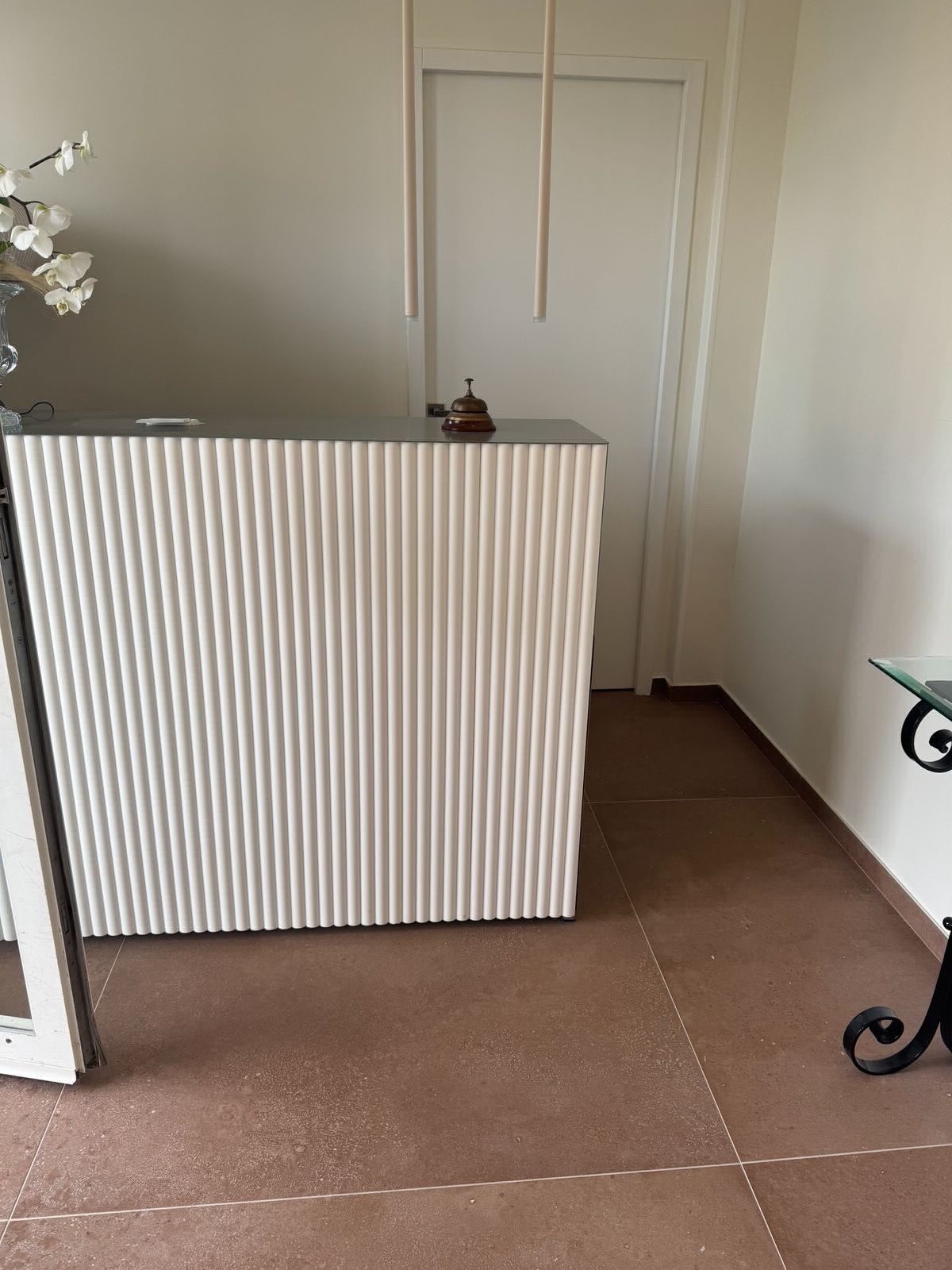 Aménagement de l’accueil de l’Hôtel Le Palmiste à Hyères avec panneaux muraux 3D Orac Decor W110 par une entreprise professionnelle à Toulon