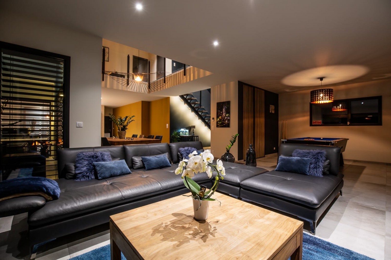 Application dans un salon des meilleures peintures de la marque haut de gamme FARROW AND BALL par une bonne entreprise à TOULON dans le VAR