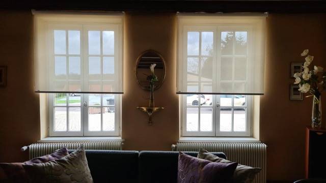 Confection et installation de stores enrouleurs intérieurs en tissus à Hyères dans le 83