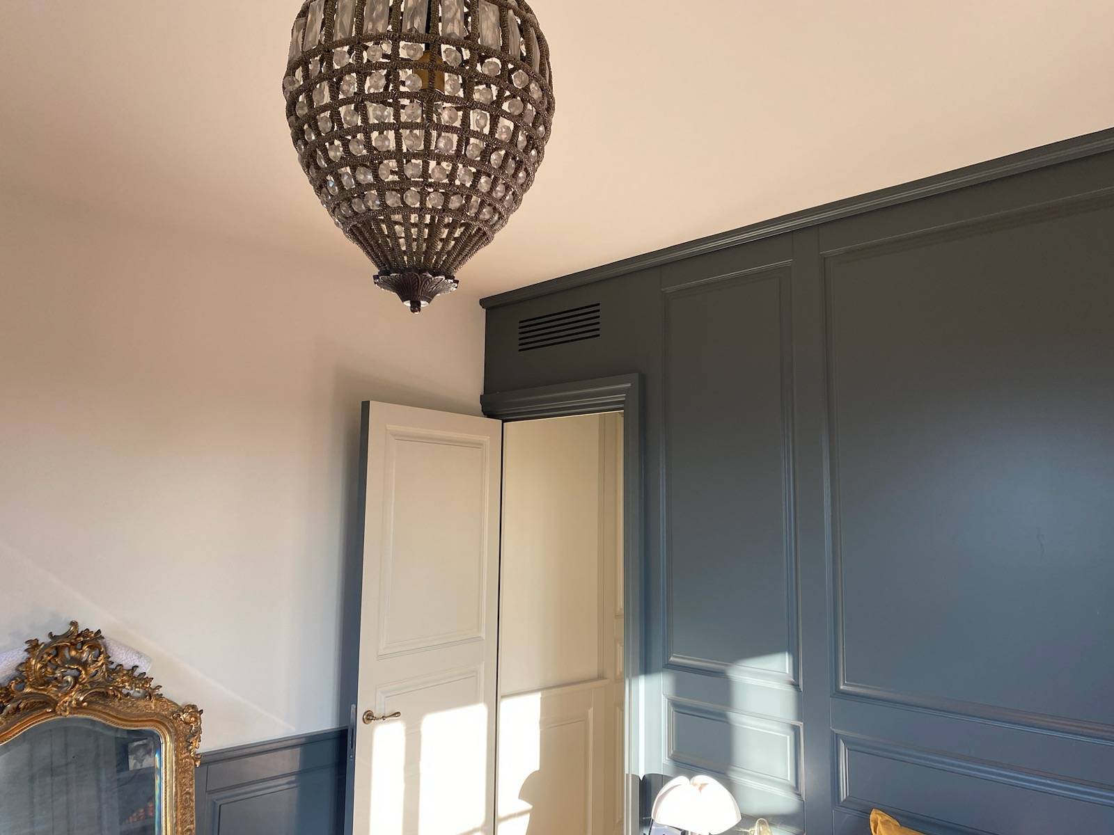 Photo de travaux de rénovation de peinture sur boiseries et murs à Hyères dans le 83 avec les peintures FARROW & BALL