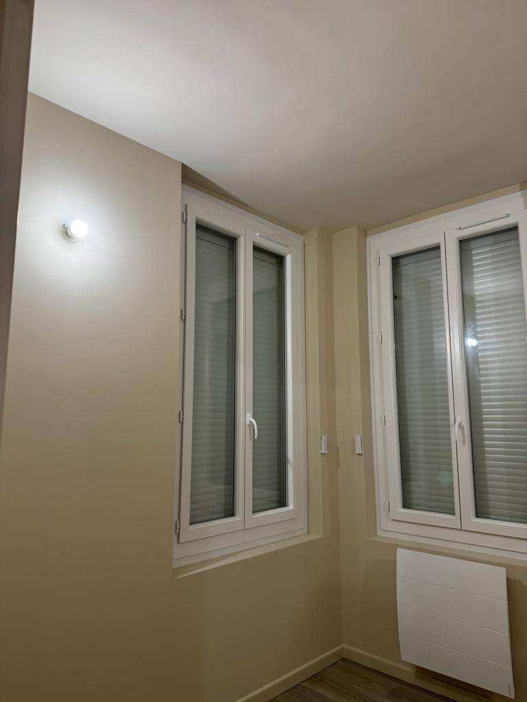 Application murale des peintures Farrow and Ball Dimity et Joa's White dans une chambre à coucher à Hyères dans le 83