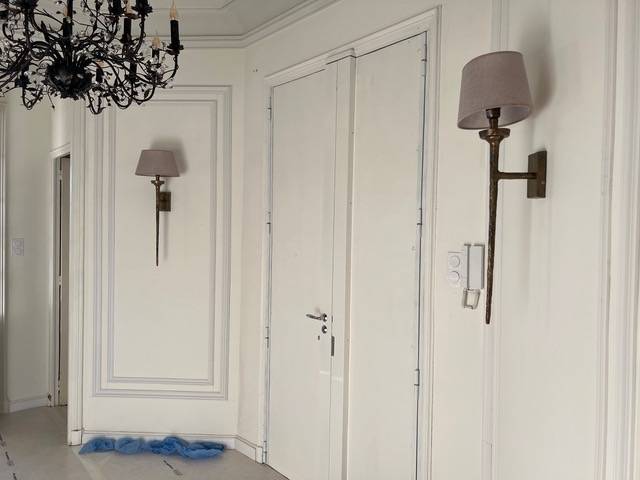 Rénovation avec décorateur d'intérieur d'un appartement à Toulon dans le Var avec pose de cimaises ORAC