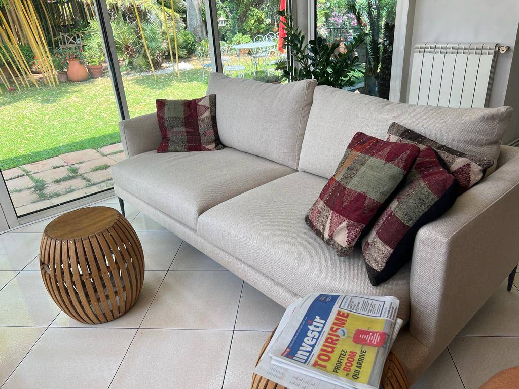 Vente et installation d'un canapé haut de gamme Toiles de Mayenne à Bandol dans le 83