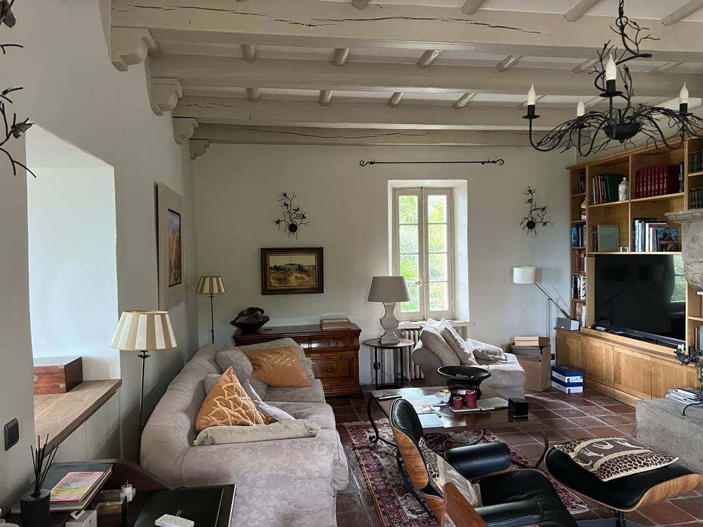 Travaux de peintures dans un séjour à Carqueiranne dans le Var avec les peintures FARROW & BALL Scholl White House N°291 et Drop Cloth N°283