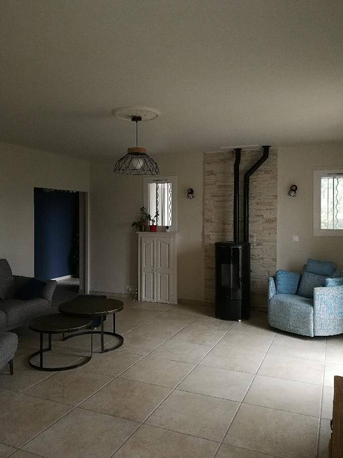 Mise en peinture par peintres professionnels d'un séjour avec la peinture FARROW & BALL School House White n°291 à Hyères dans le Var