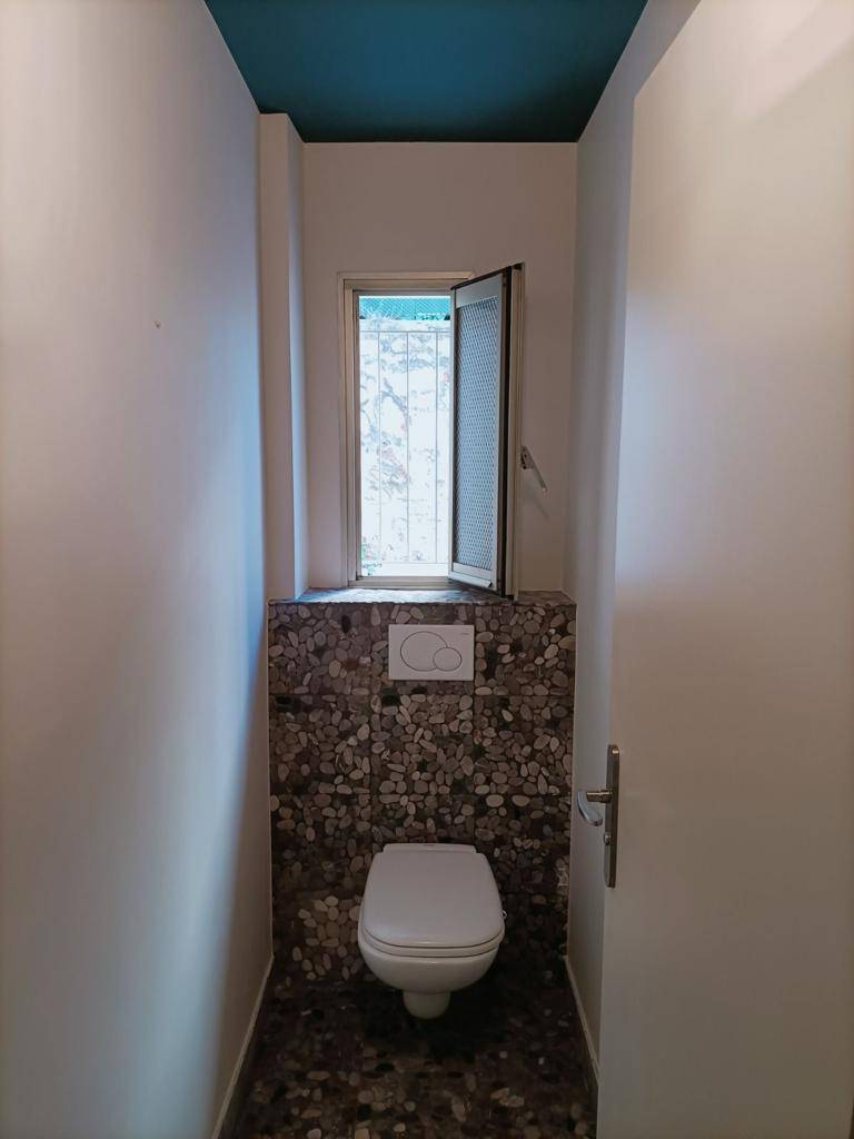 Relooking de toilettes avec les peintures FARROW AND BALL Vardo n°288 et School House White n°291 à Toulon dans le Var