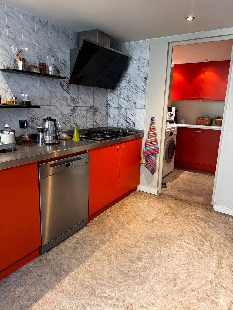 Rénovation d'une cuisine style seventie's avec les peintures FARROW AND BALL en orange Charlotte's Locks n°268 et Stony Ground n°211 à La Garde dans le Var