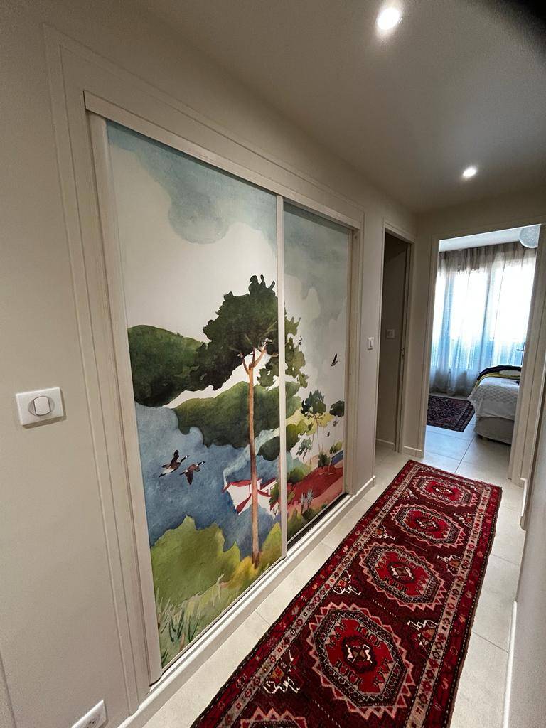 Relooking de portes de placard avec la pose d'un papier peint haut de gamme sur mesure Isidore Leroy à Toulon dans le Var