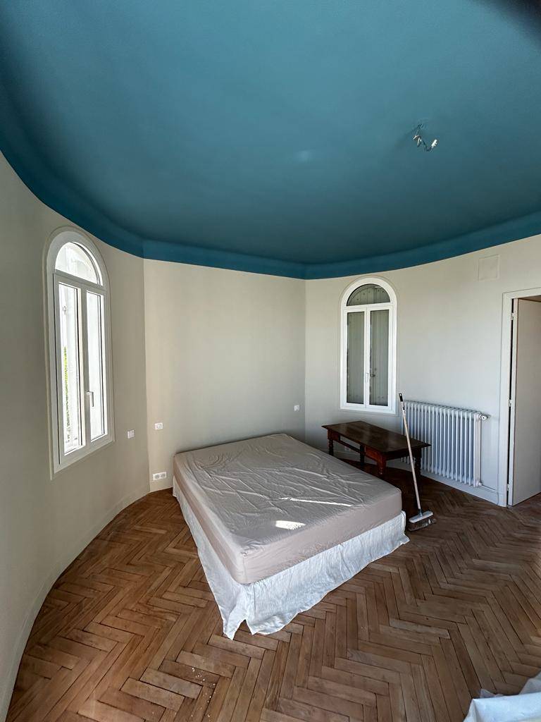 Mise en peinture d'une chambre avec les peintures FARROW AND BALL Yard Blue G12 et School House White n°291 à Bandol dans le 83