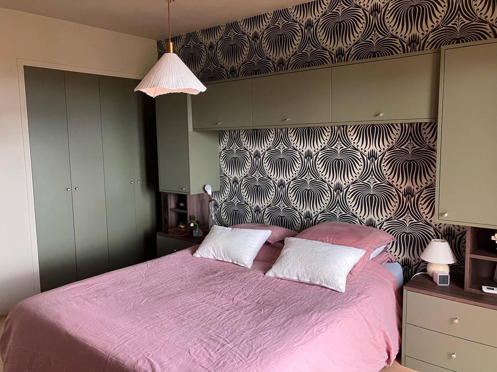 Photo après pose du papier peint haut de gamme FARROW and BALL modèle Lotus à Hyères dans le 83