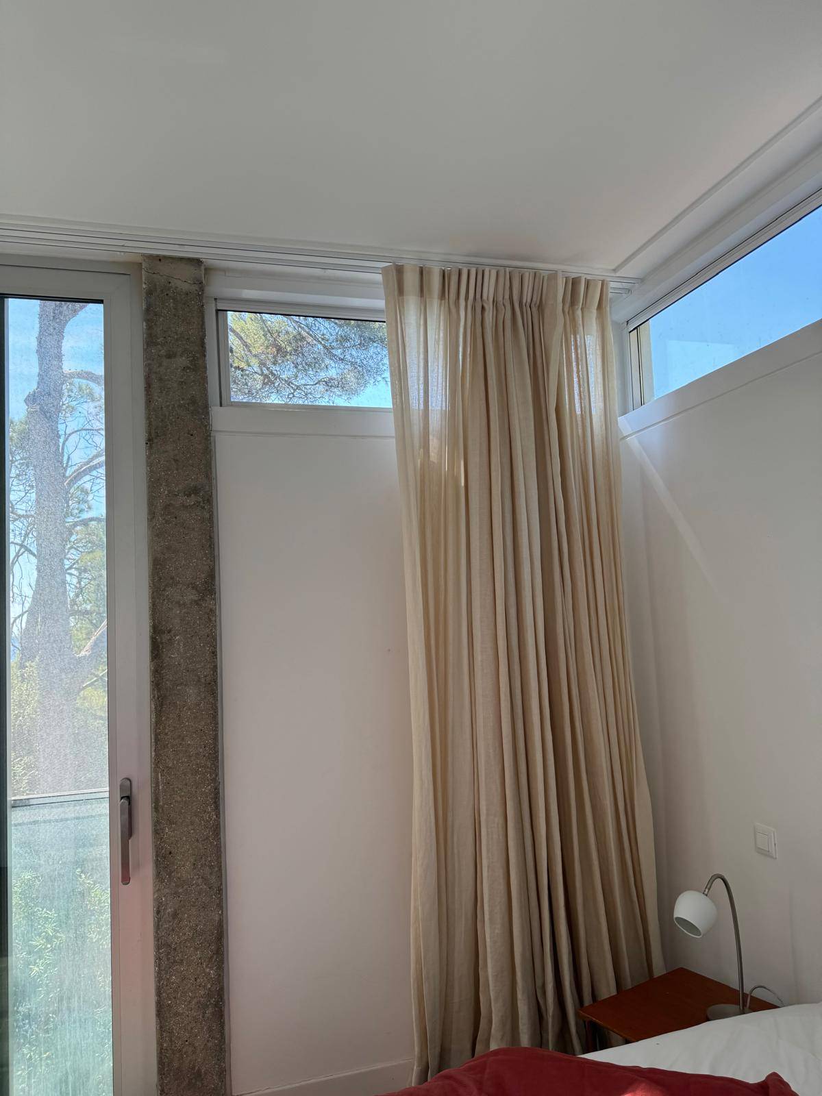 Pose sur mesure après confection de rideaux occultants à Toulon avec le tissu Luna de la marque haut de gamme HOULES