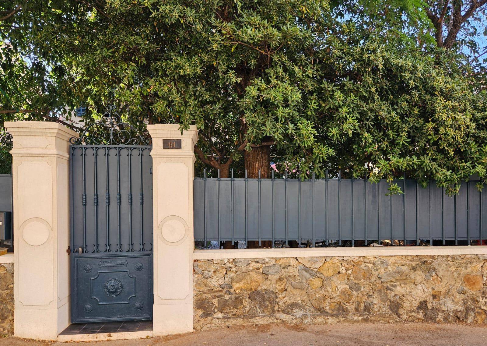 Travaux de peinture extérieur avec l'application de la peinture FARROW & BALL Hague Blue n°30 sur un portillon à Toulon par les peintres professionnels COULEURS ET MATIERES