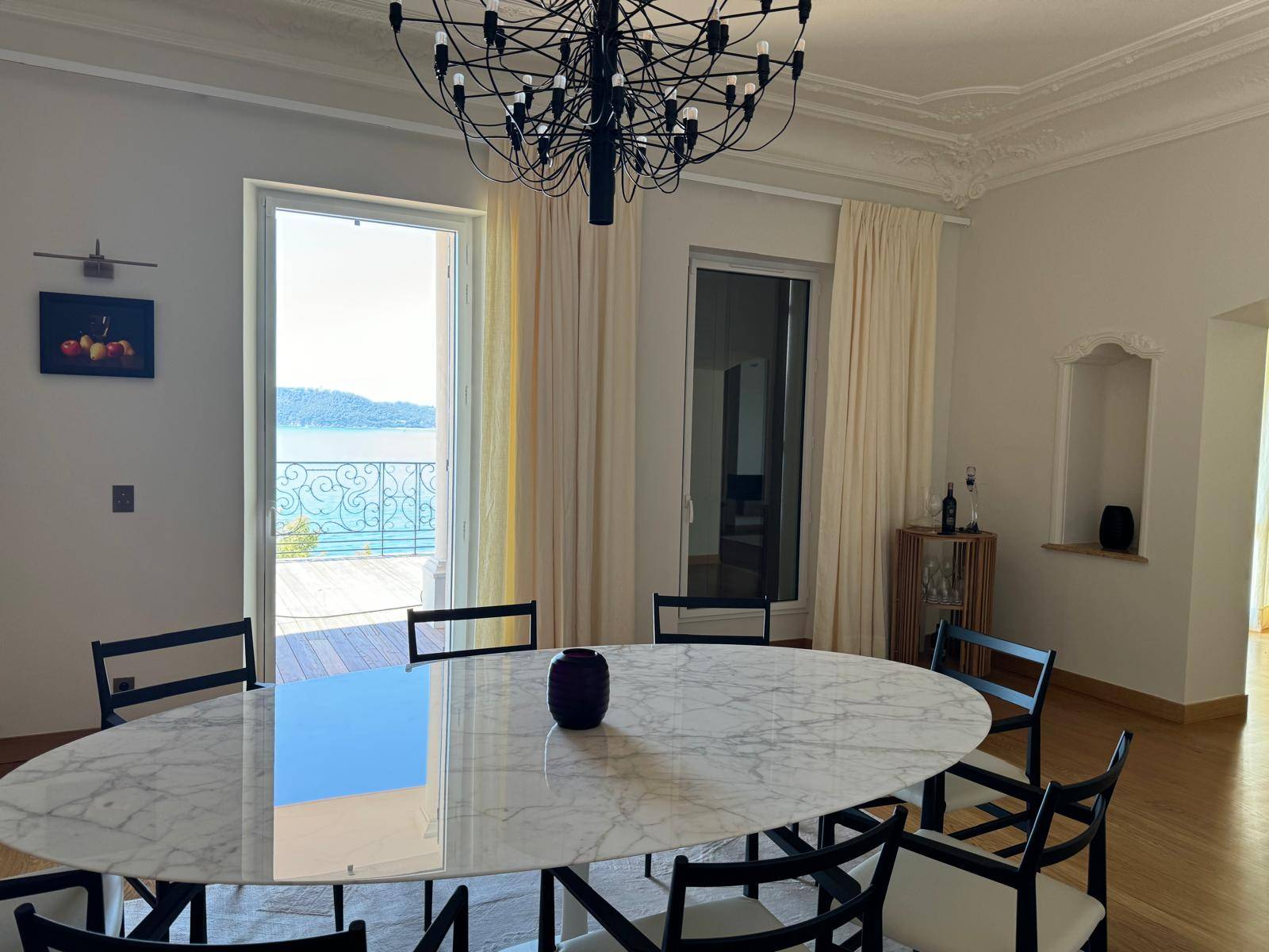 Photo d'une réalisation de peinture murale à Toulon avec la peinture FARROW & BALL Lait CB9 par les peintres professionnels COULEURS ET MATIERES