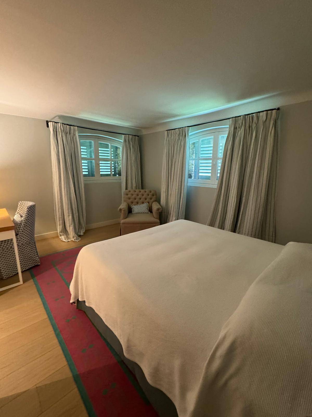 Réalisation et installation de rideaux sur mesure Guell Lamadrid à Toulon dans le Var