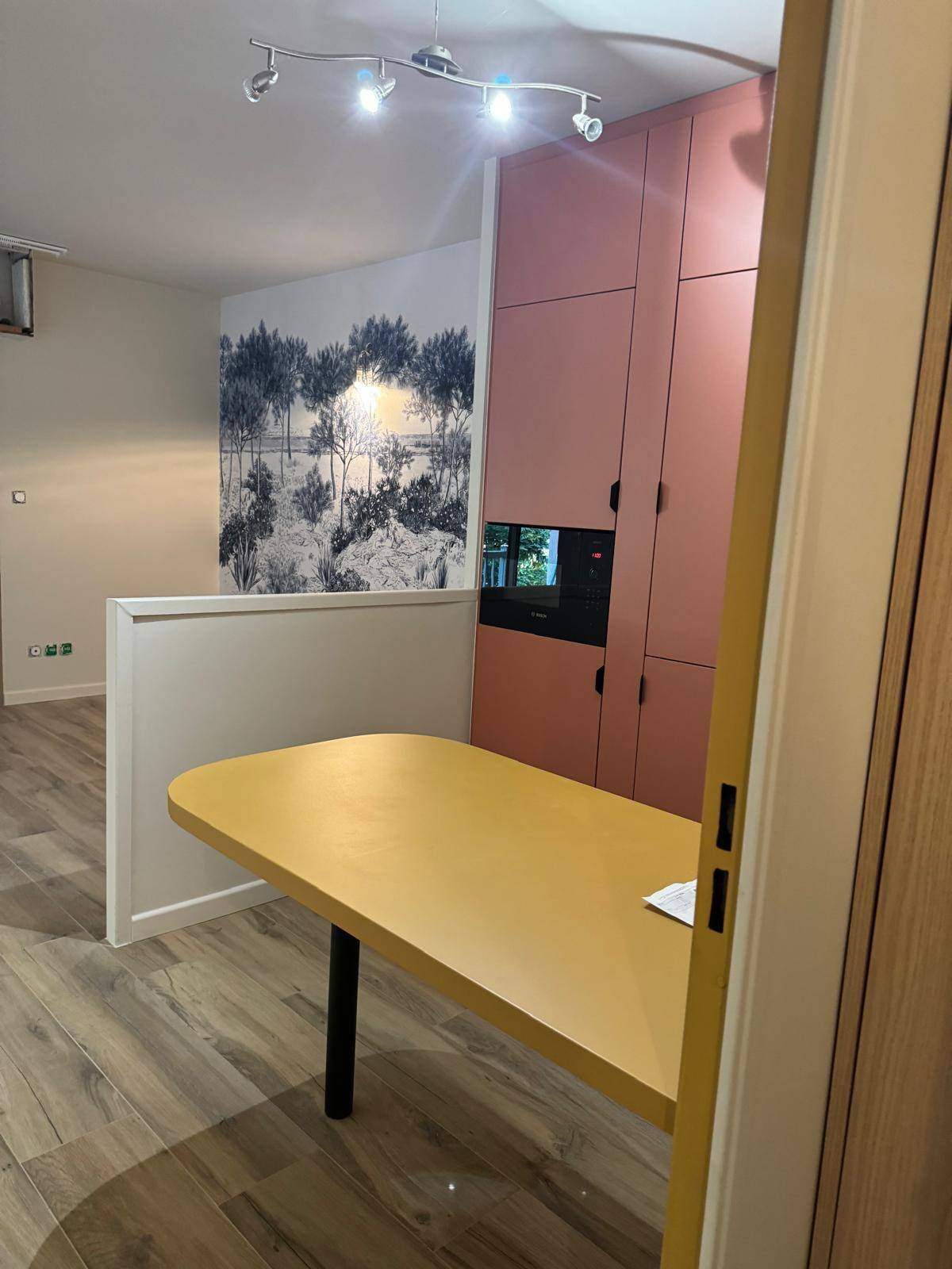 Photo de la rénovation intérieure d'un appartement à Toulon par COULEURS ET MATIERES