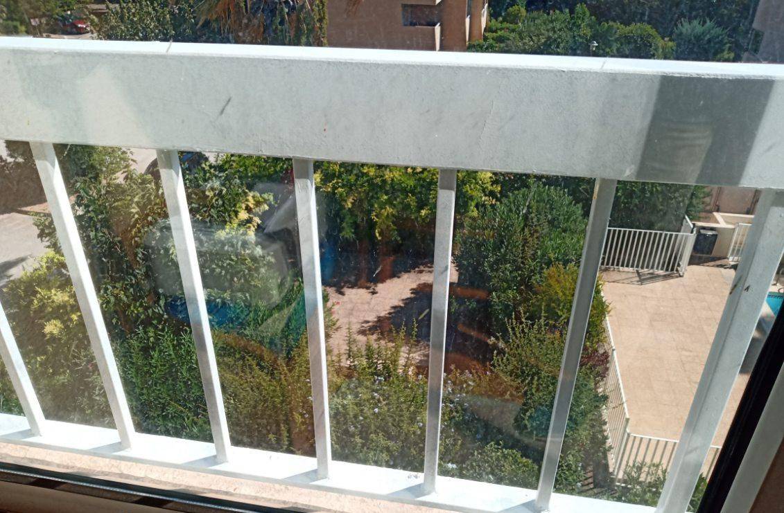 Photo après la rénovation de la peinture du garde corps d'un balcon à Bandol dans le 83