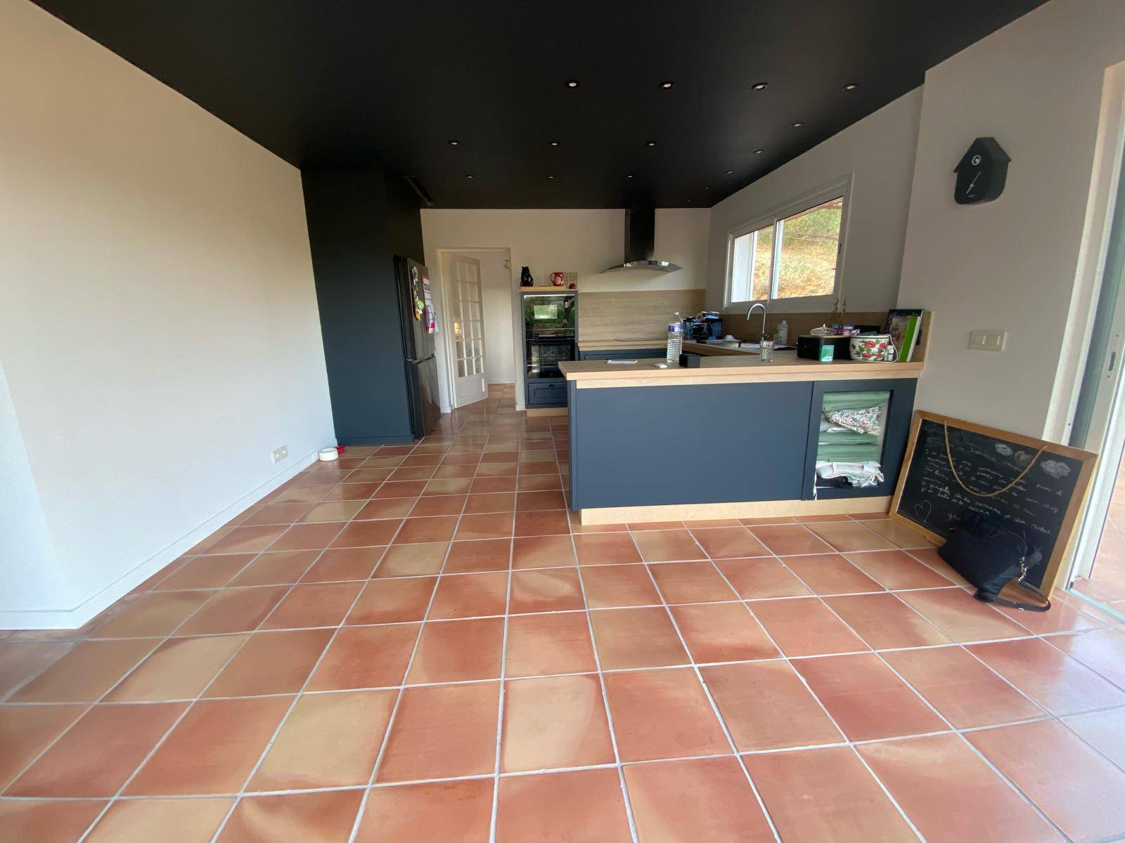 Vente et mise en peinture d'une cuisine à Sanary sur Mer avec la peinture Farrow and Ball Railling n°31 