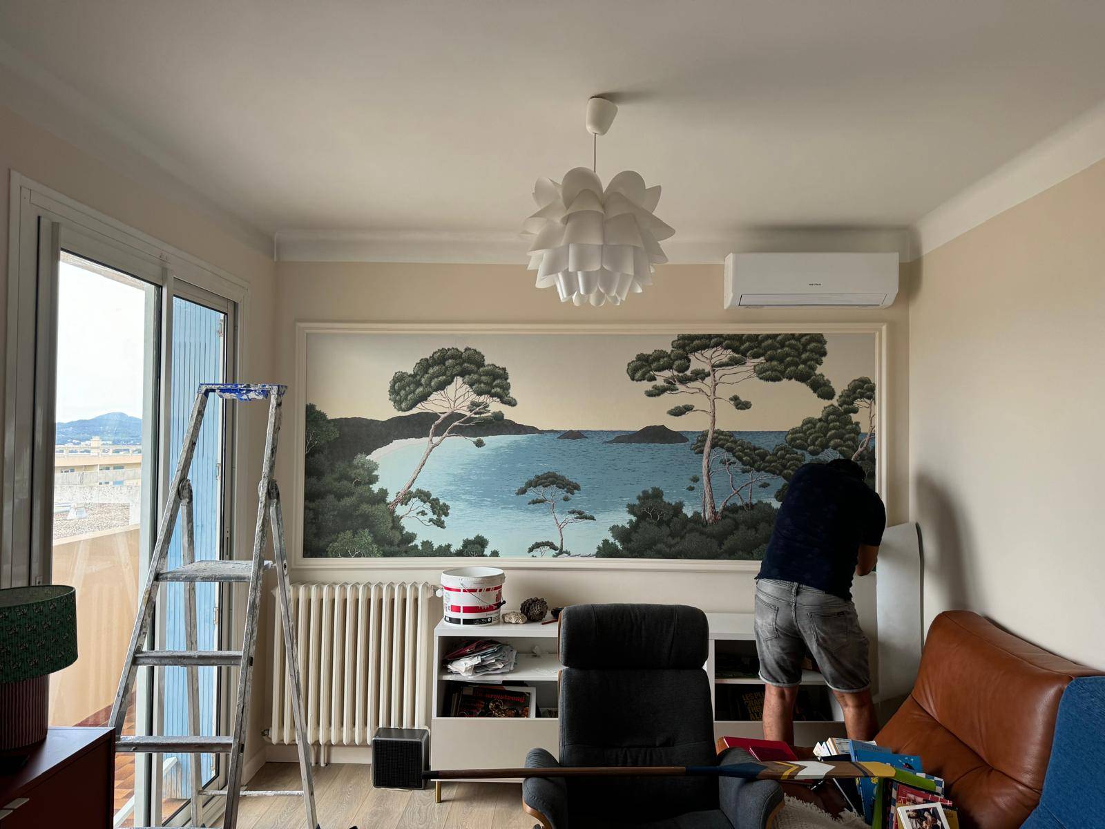 Photo de la pose d'un papier peint Isidore Leroy Port Cros Naturel à Hyères par COULEURS ET MATIERES 