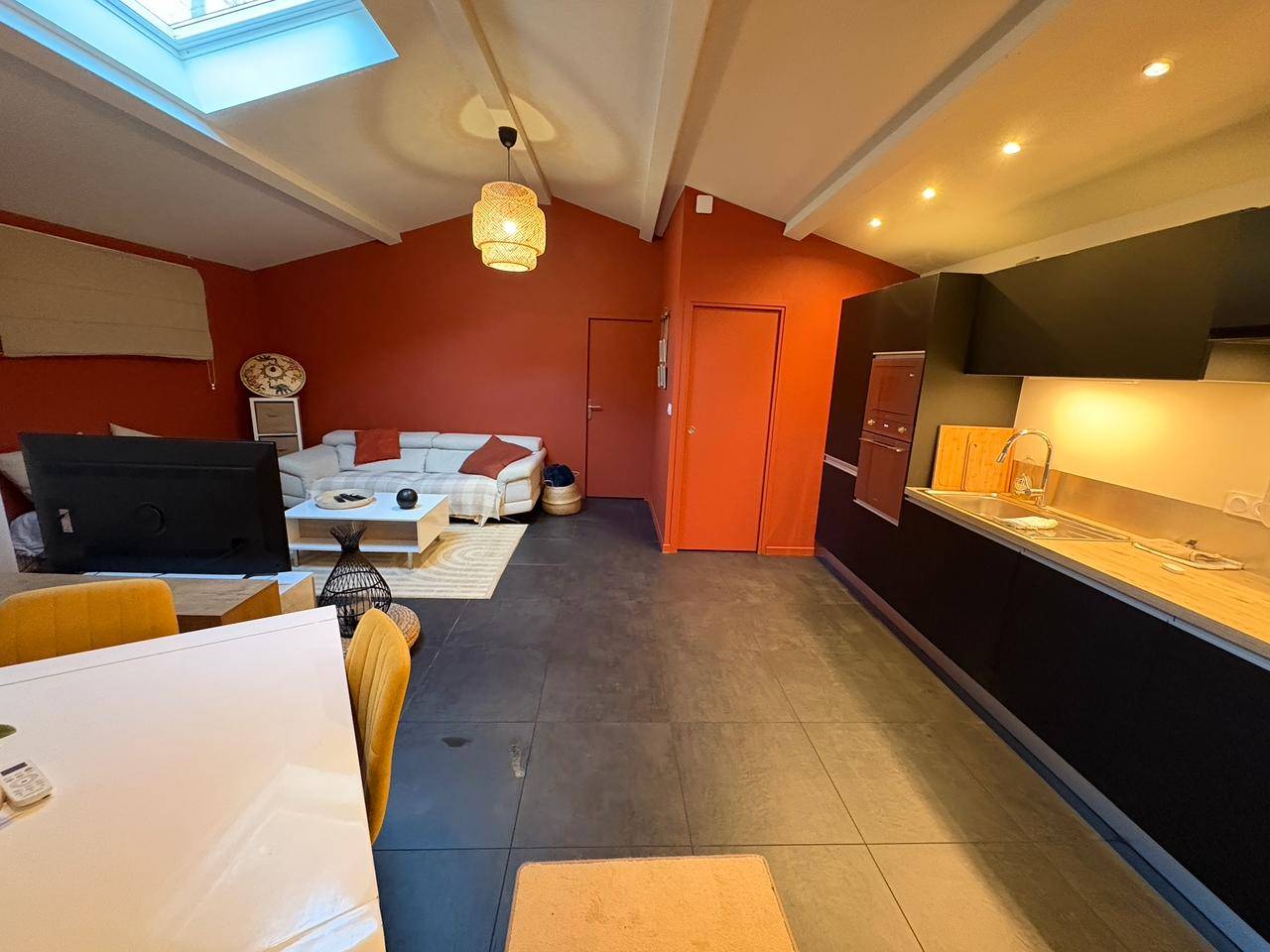 Mise en peinture d'un intérieur avec les peintures Farrow & Ball Bamboozle N°304 et Au Lait N°CB9 à Hyères dans le 83