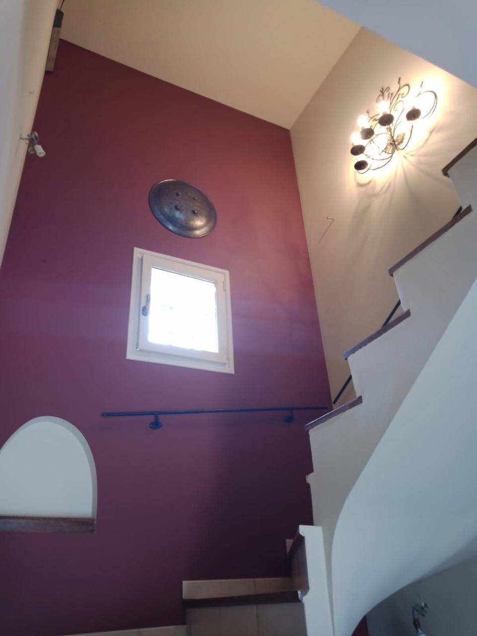 Photo de la mise en peinture d'une cage d'escalier au Pradet dans le Var par les peintres professionnels COULEURS ET MATIERES