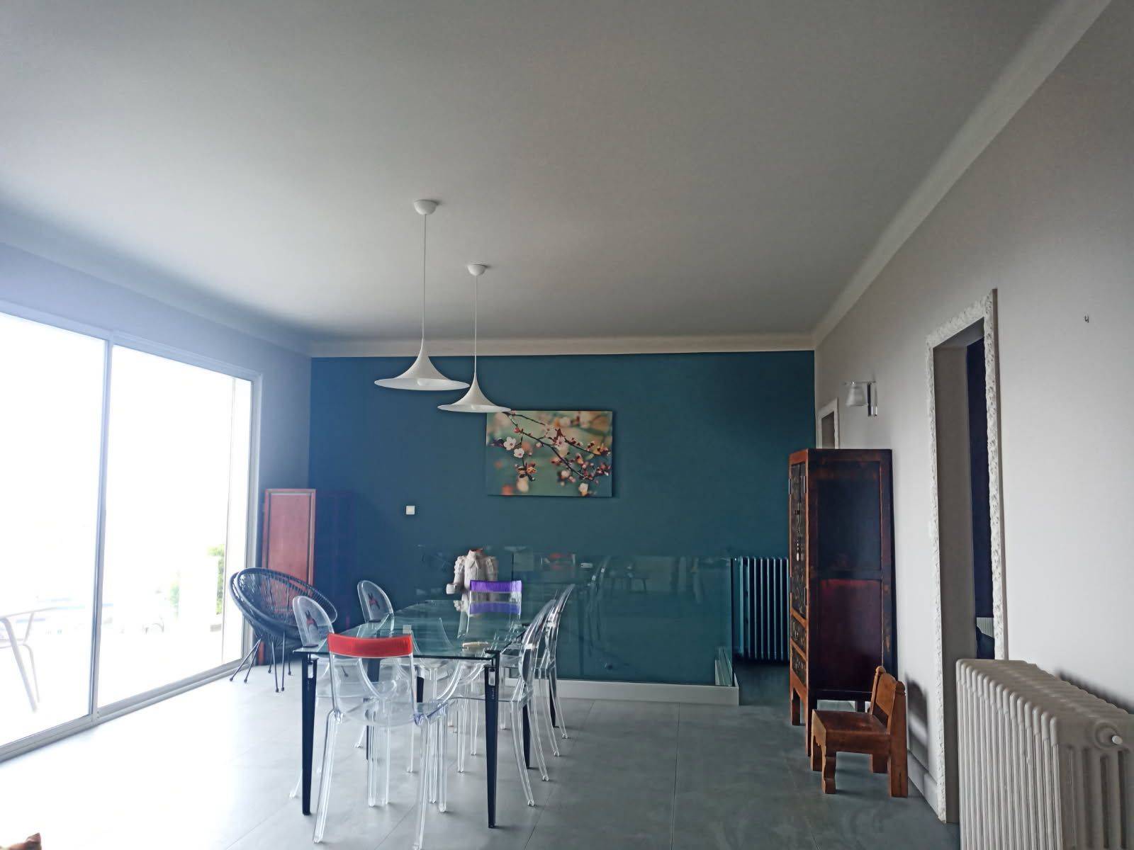 Mise en peinture d'un mur de salon salle à manger à Toulon par les artisans peintres COULEURS ET MATIERES dans le Var