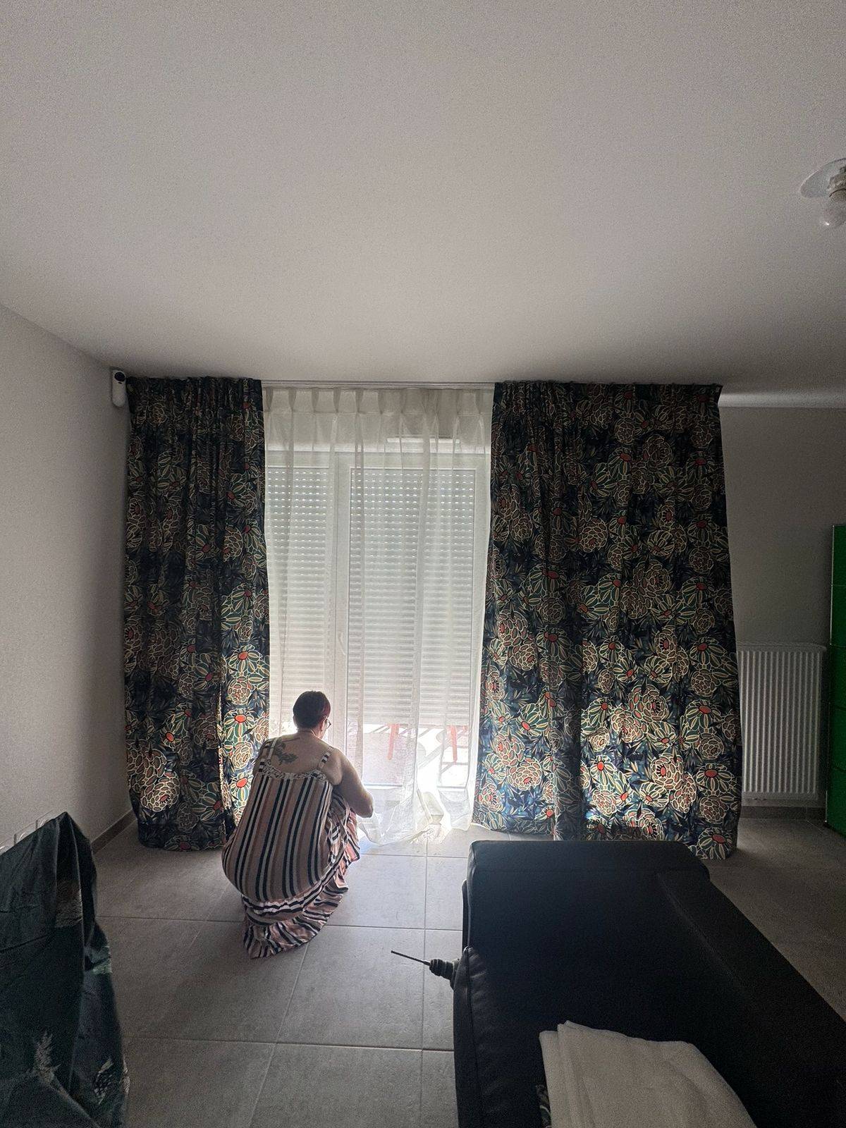 Fabrication et installation sur mesure de rideaux motif floral TOILES DE MAYENNE au Pradet dans le 83