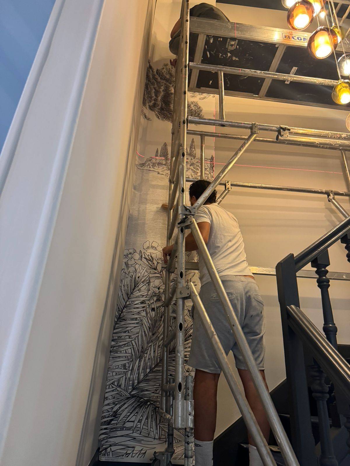 Vente et pose d'un papier peint panoramique décoratif sur mesure Isidore Leroy dans une cage d'escalier à Hyères dans le Var