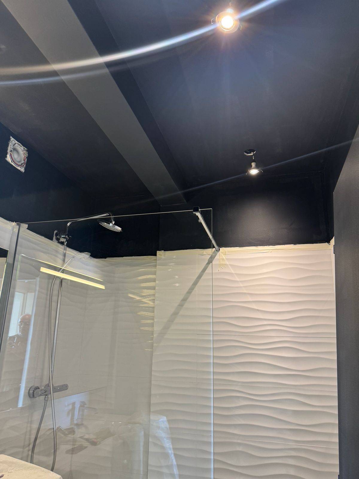 Mise en peinture du plafond d'une salle d'eau par peintres professionnels COULEURS ET MATIERES à Carqueiranne dans le 83