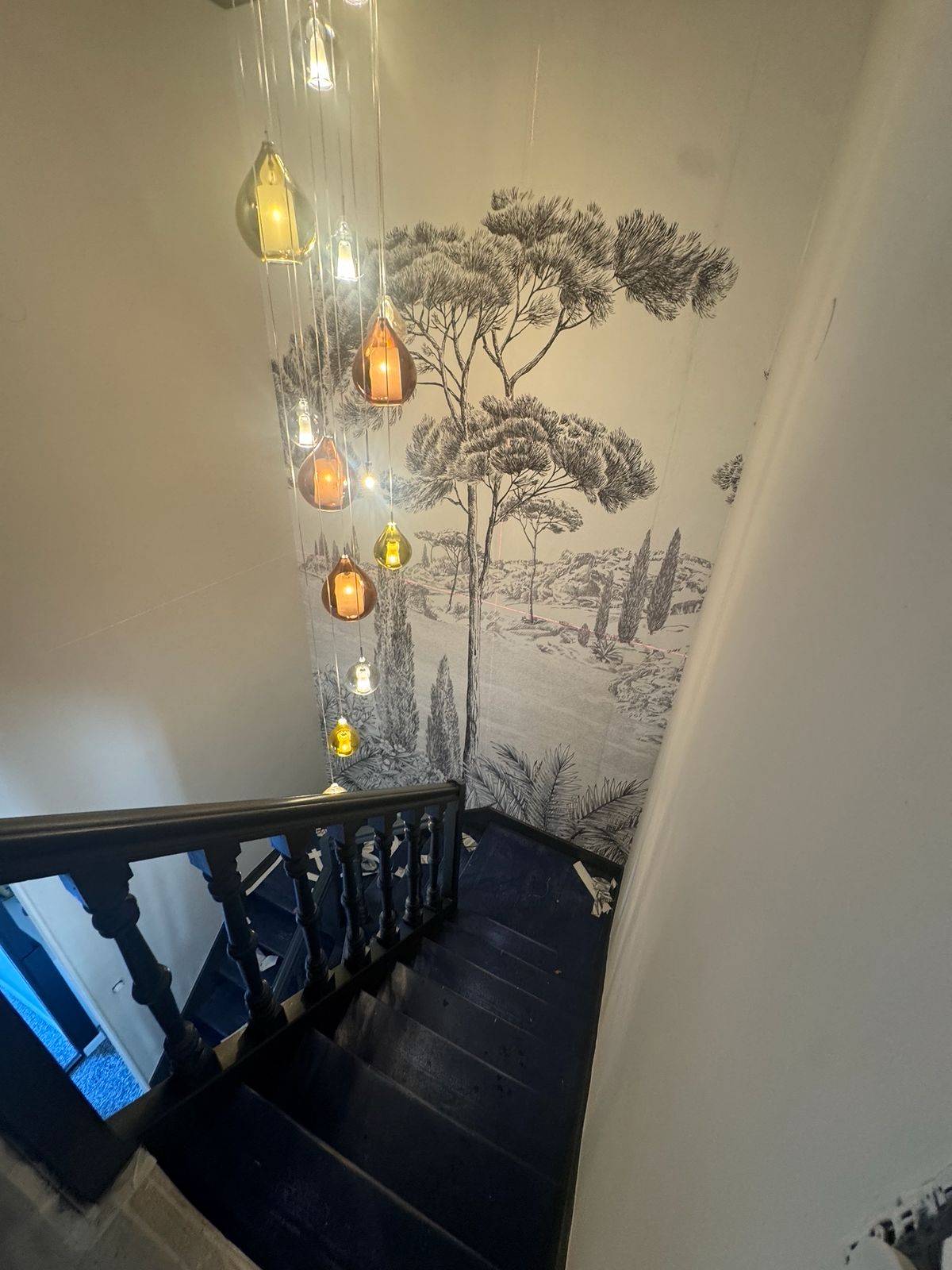 Modernisation d'un escalier peint en gris foncé par les artisans peintres COULEURS ET MATIERES à Hyères dans le 83