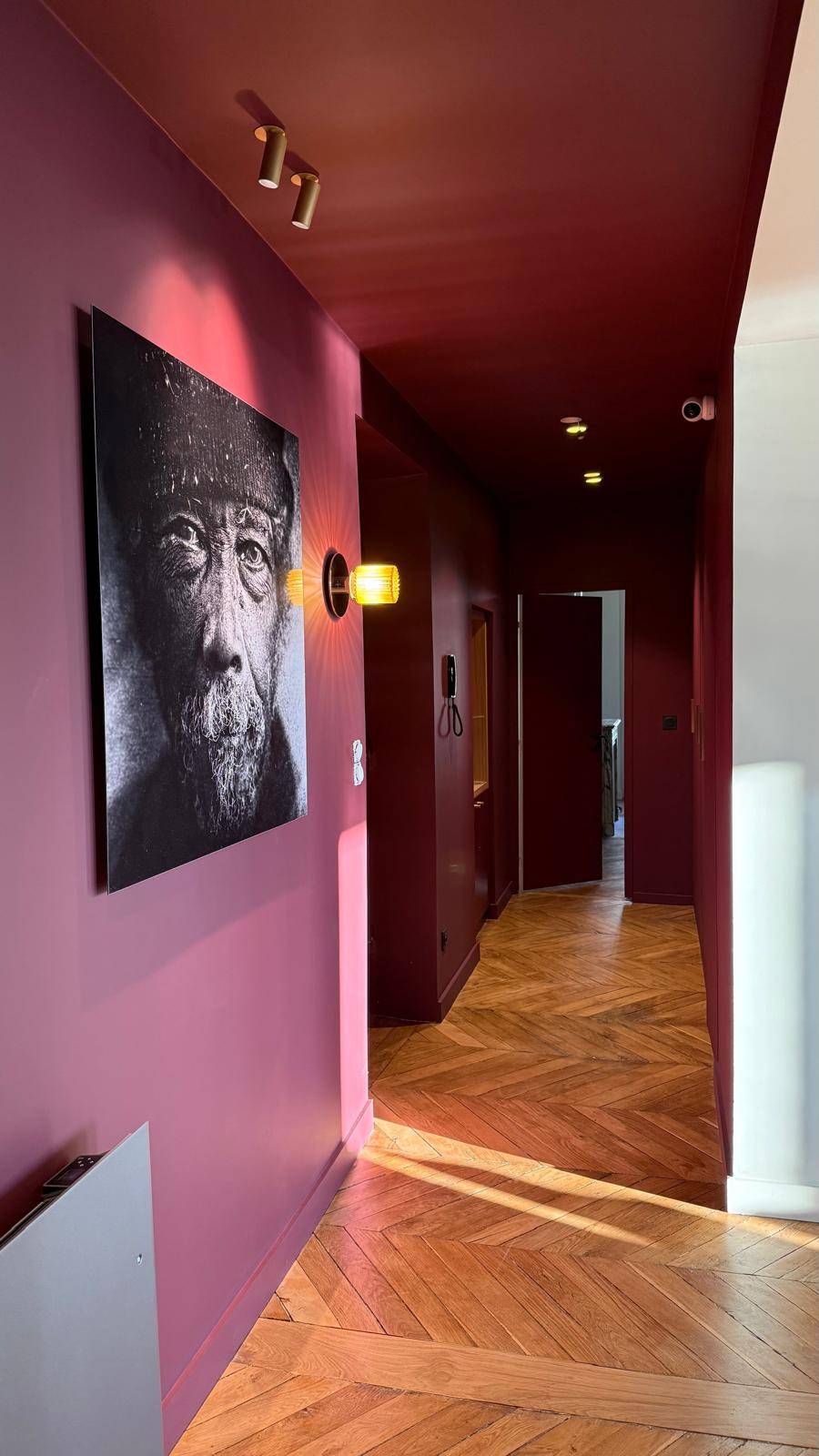 Mise en peinture d'un couloir par notre entreprise de peinture COULEURS ET MATIERES à Sanary sur Mer dans le 83