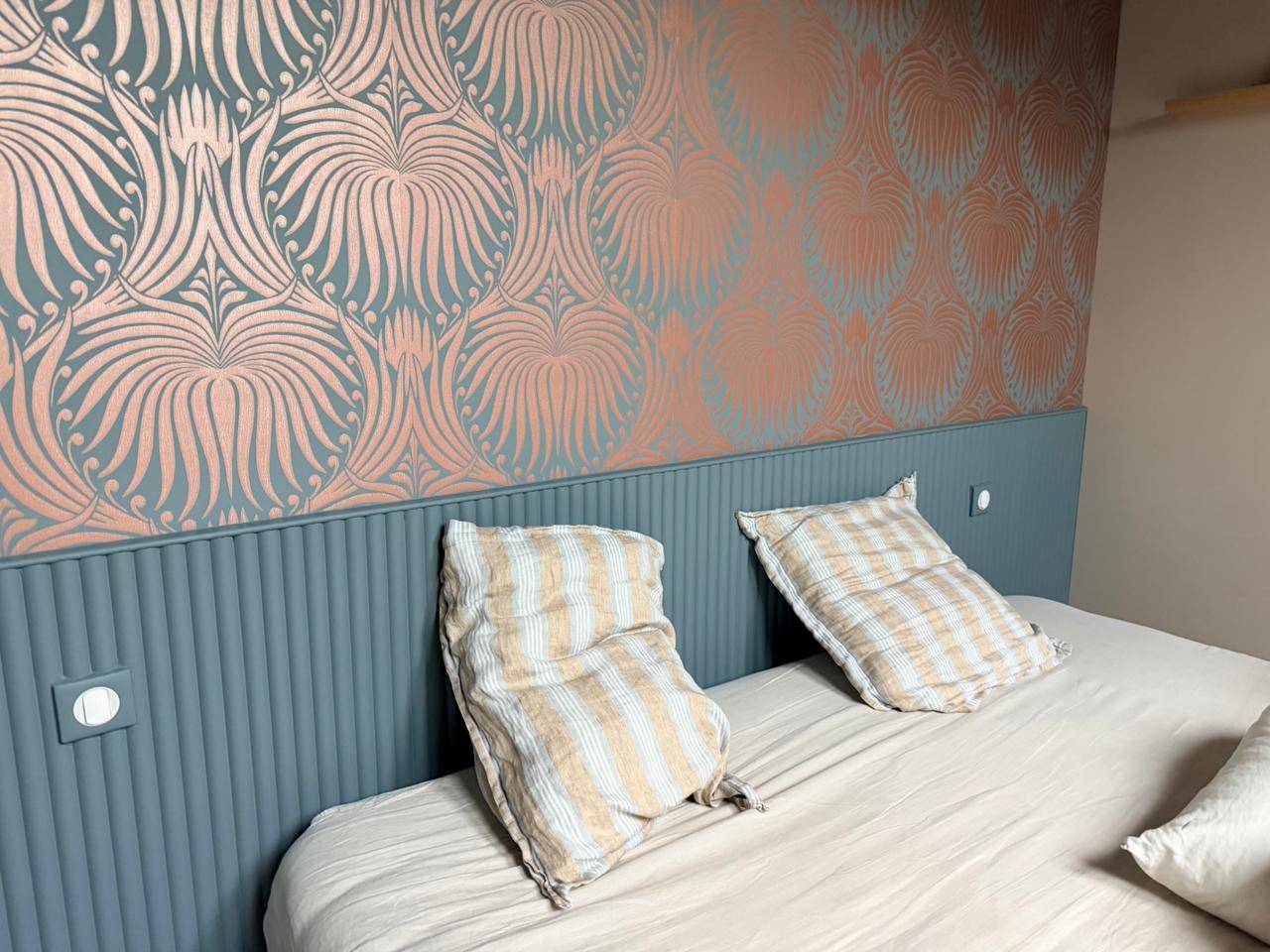 Vente et pose de papier peint FARROW & BALL modèle Lotus à Bormes les Mimosas dans le 83