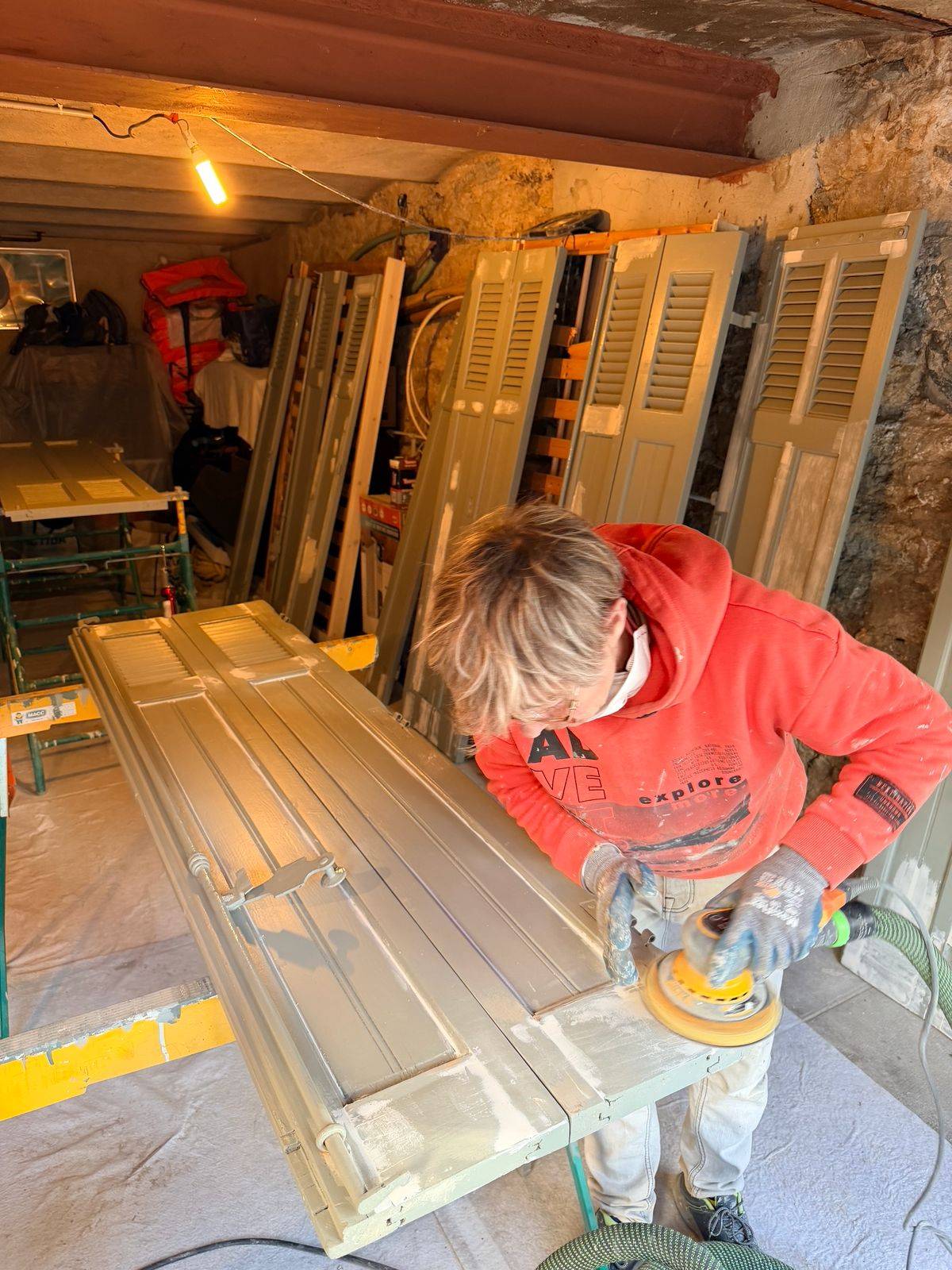 Mise en peinture de volets en bois par des artisans peintres COULEURS ET MATIERES à Bandol dans le 83