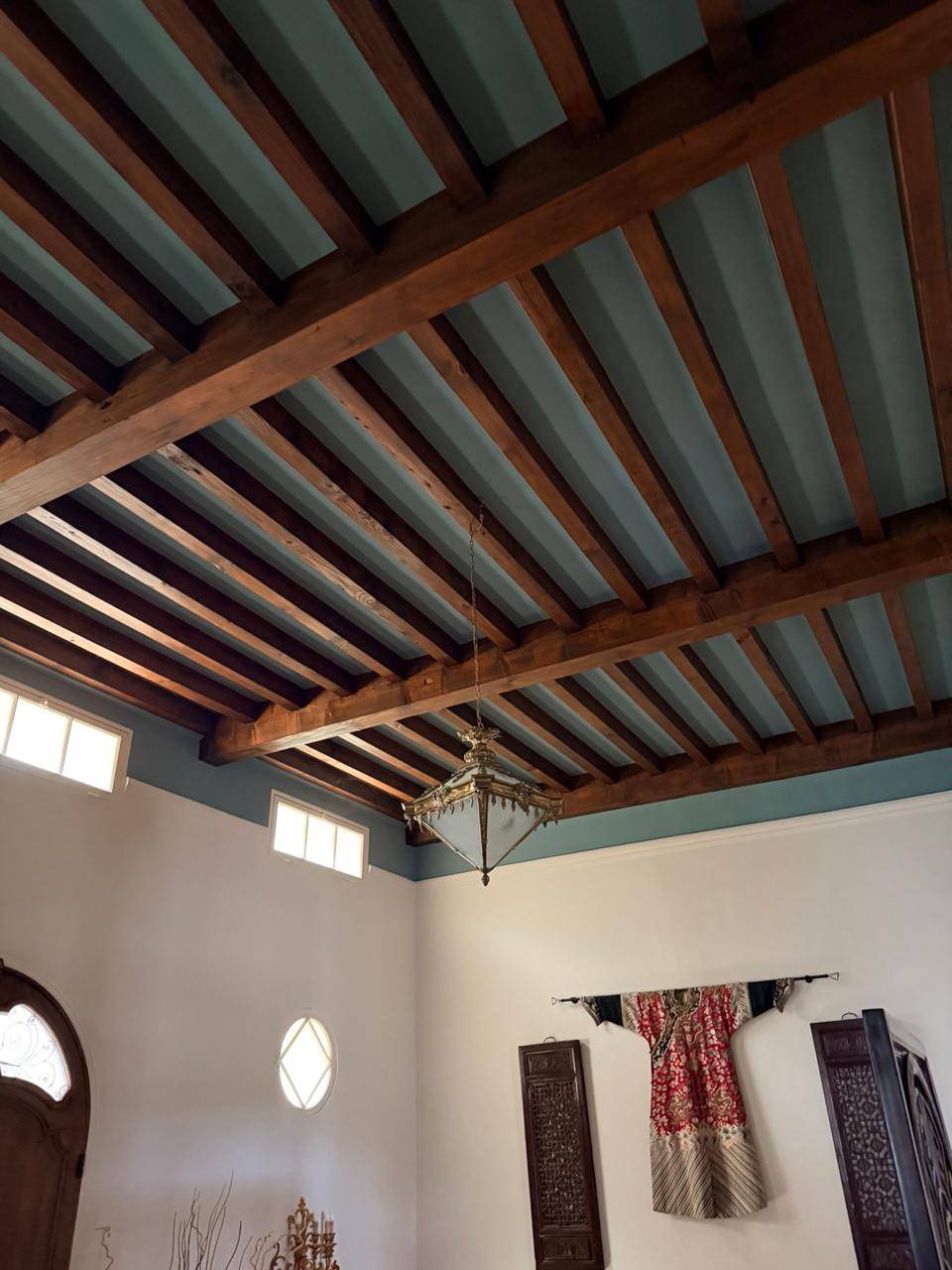 Rénovation des peintures d'un plafond à la française à La Farlède dans le Var