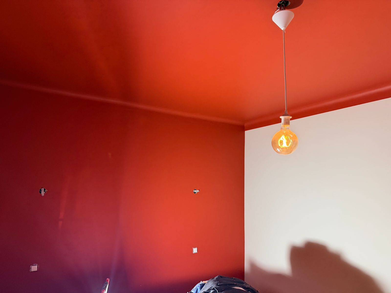 Mise en peinture d'un mur et du plafond d'une chambre par artisans peintres à Toulon dans le Var