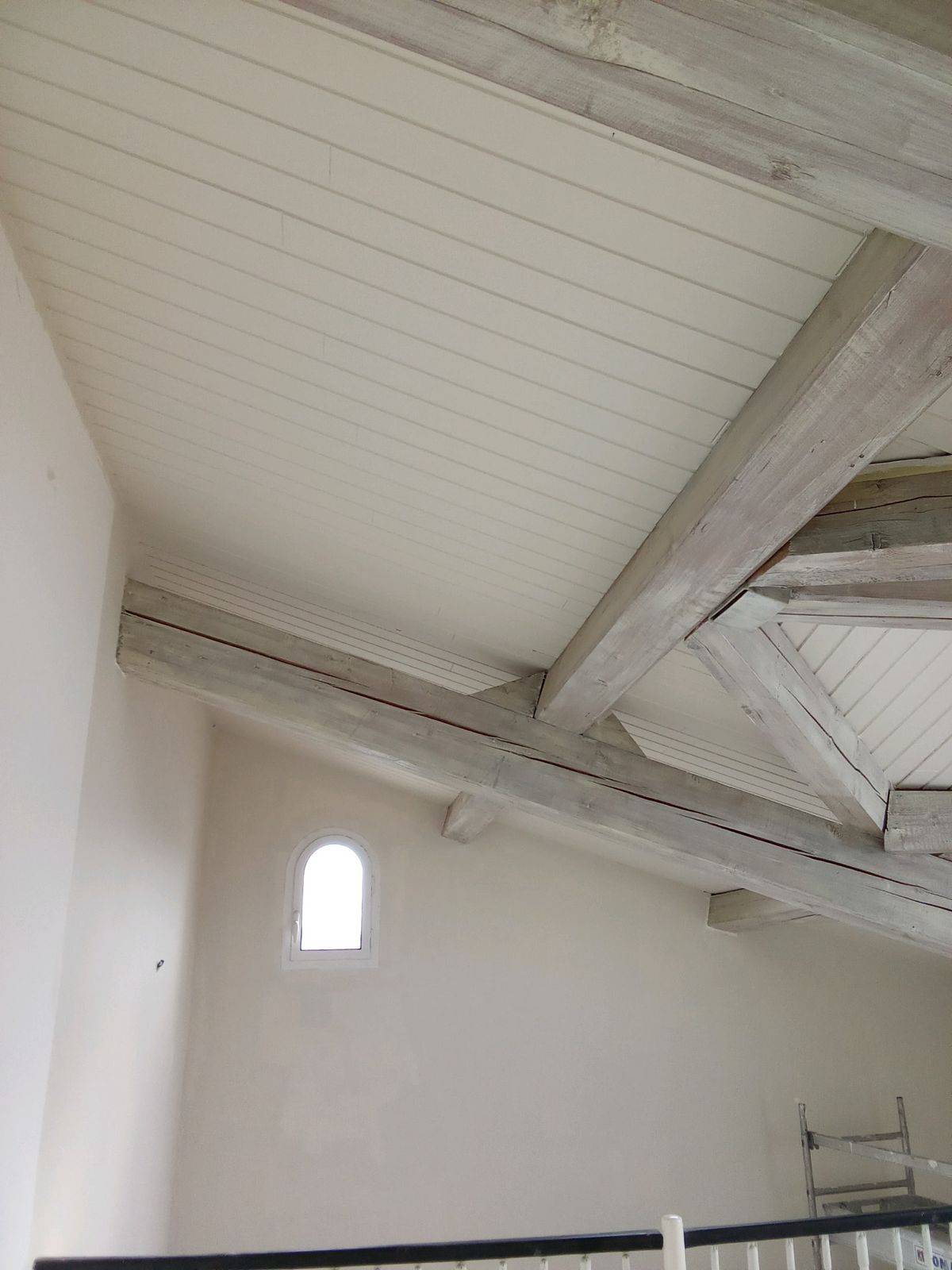 Mise en peinture d'un plafond en lambris bois à Bandol dans le Var