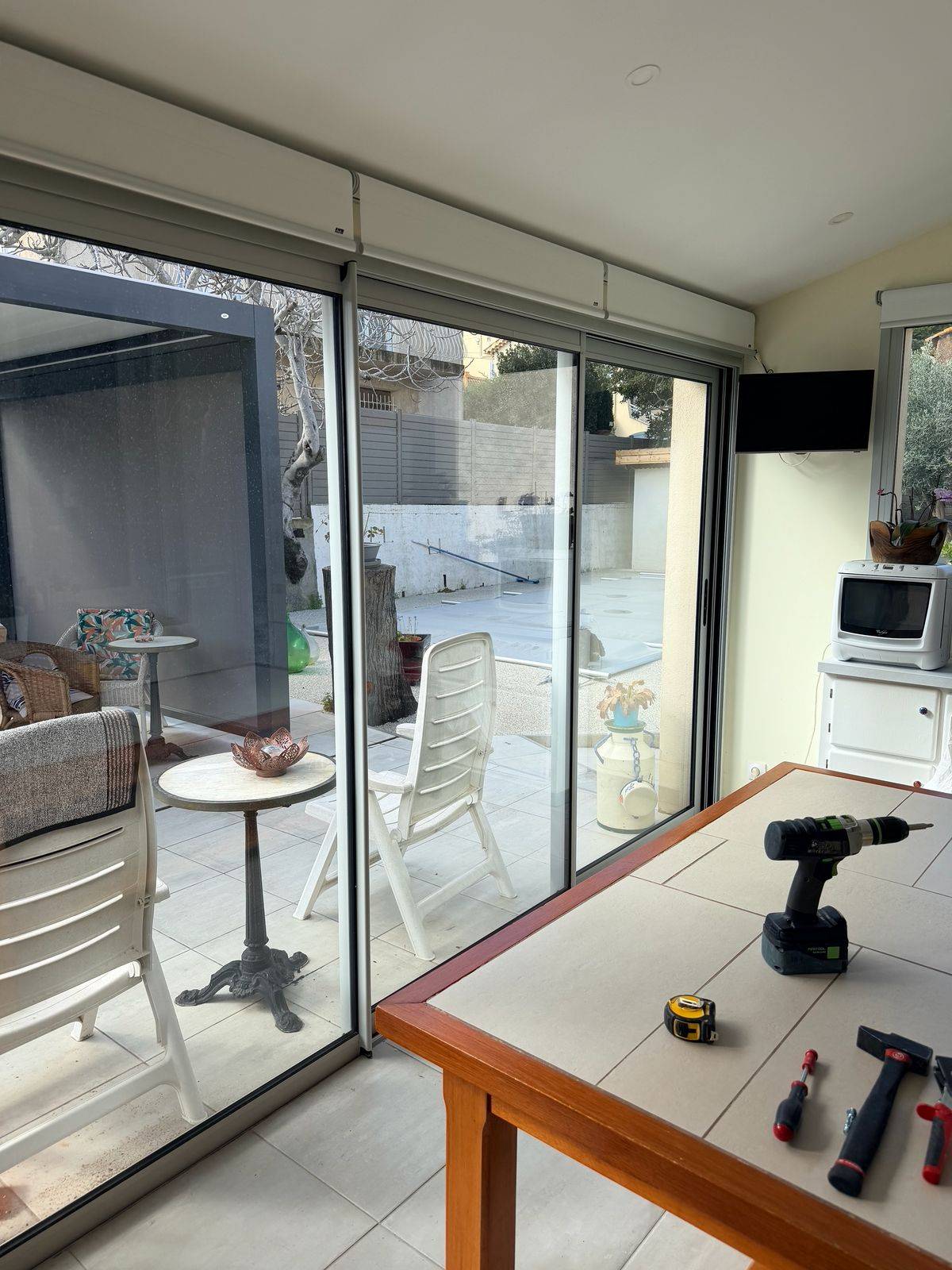 Pose de stores intérieurs électriques sur mesure sur baies vitrées LUXAFLEX à La Seyne sur Mer dans le 83