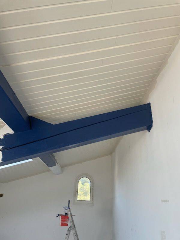 Photo de l'application de la peinture Farrow & Ball Serge sur des poutres apparentes à Sanary sur Mer dans le 83 