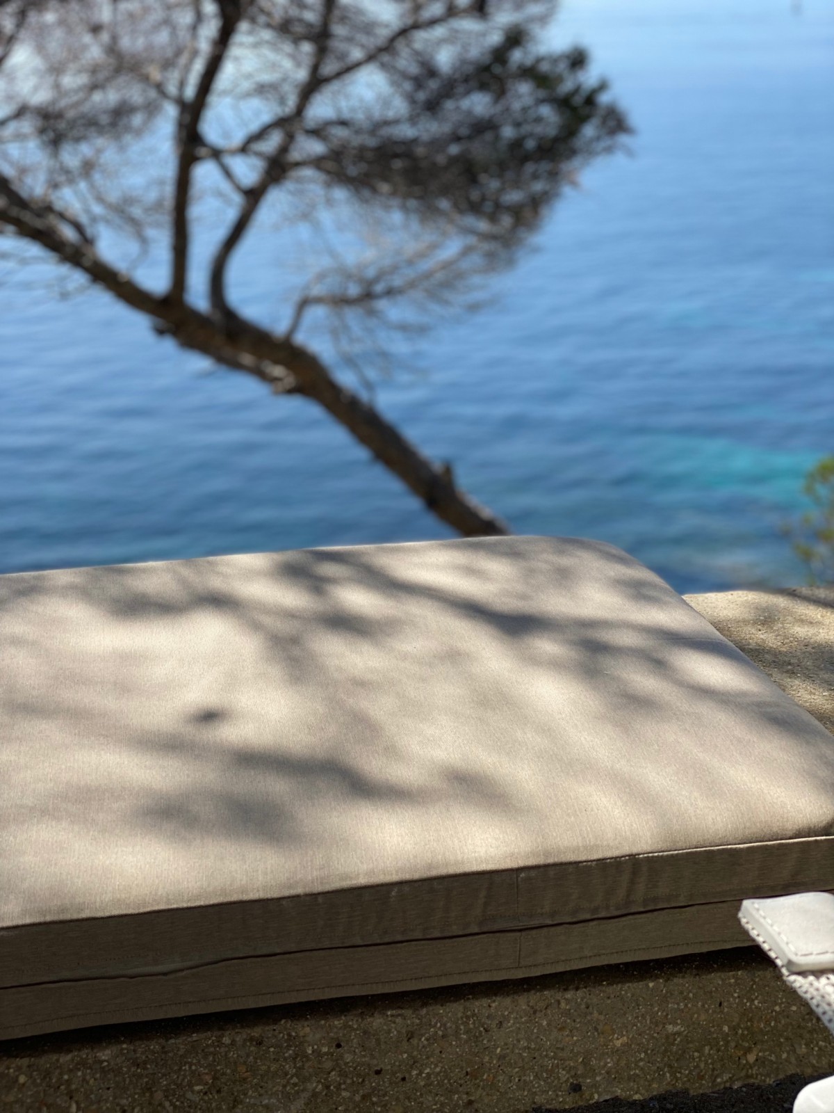 Vente et confection d'assises pour des sièges extérieurs avec les meilleurs tissus de qualités par une très bonne entreprise de décoration à TOULON dans le VAR