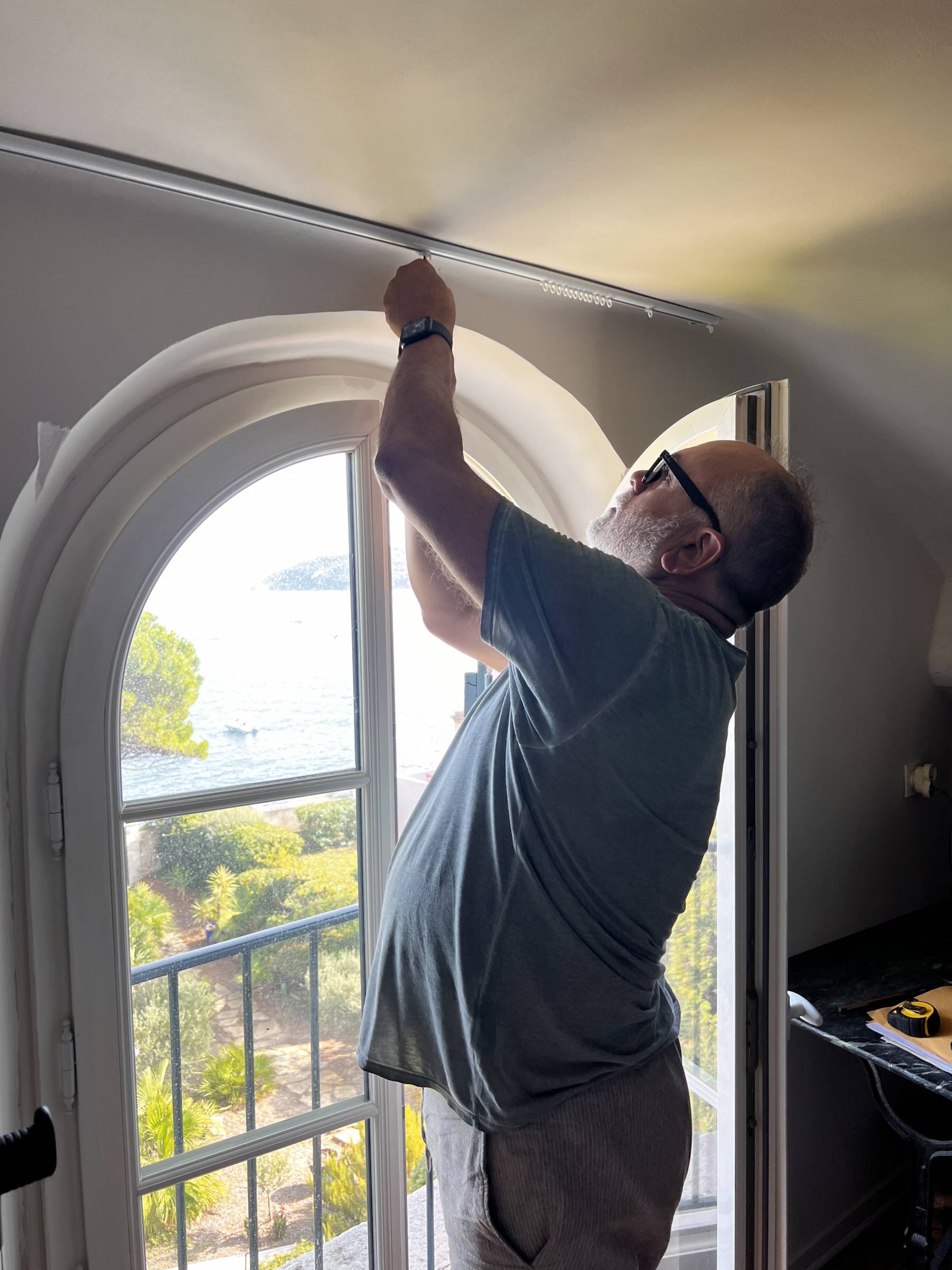 Confection sur mesure et installation de rideaux en lin TOILES DE MAYENNE modèle Corfou sur rail VAAT à Bandol dans le Var