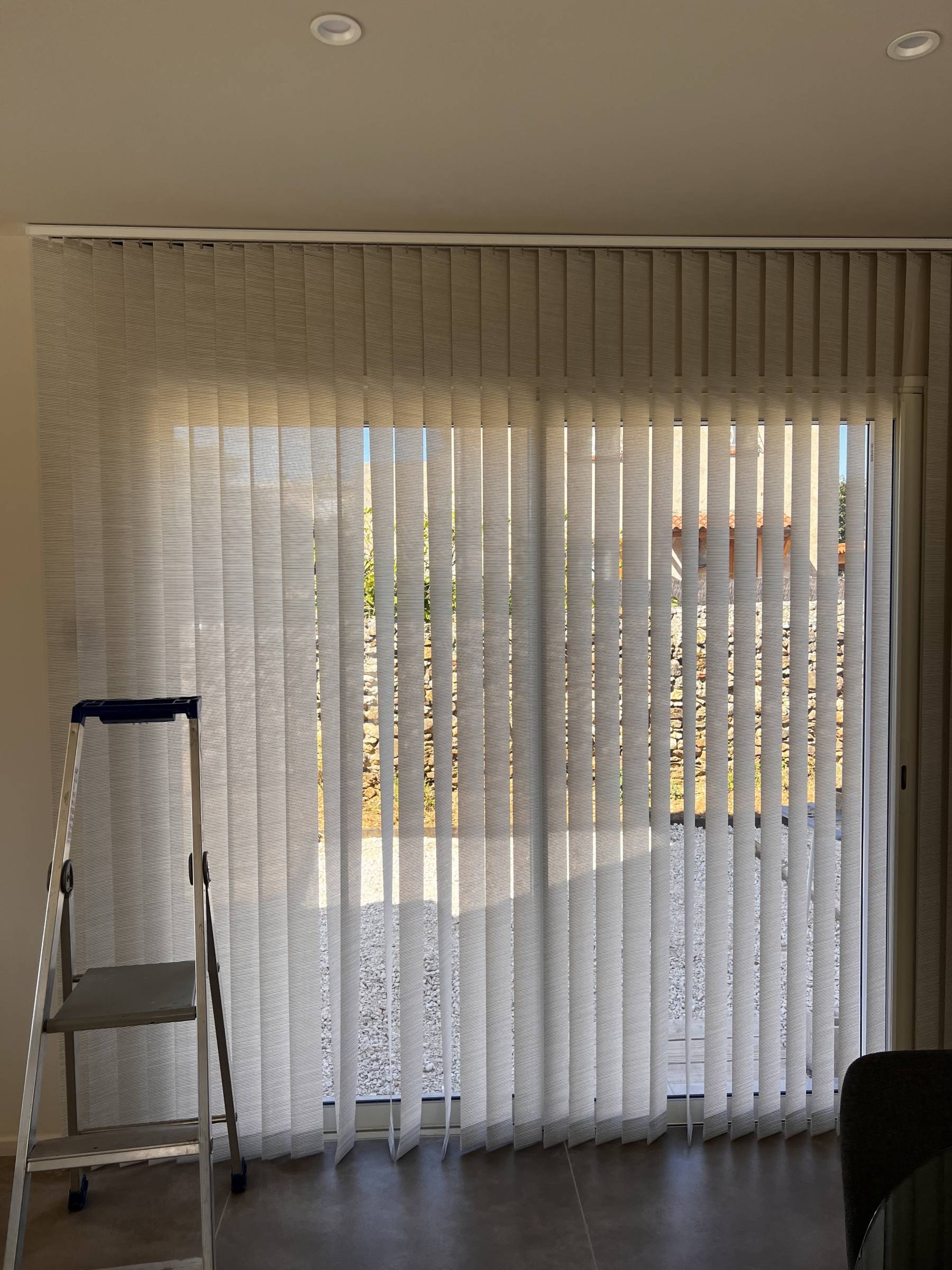 Décoration tendance avec la pose de stores californiens LUXAFLEX à Bormes les Mimosas dans le 83