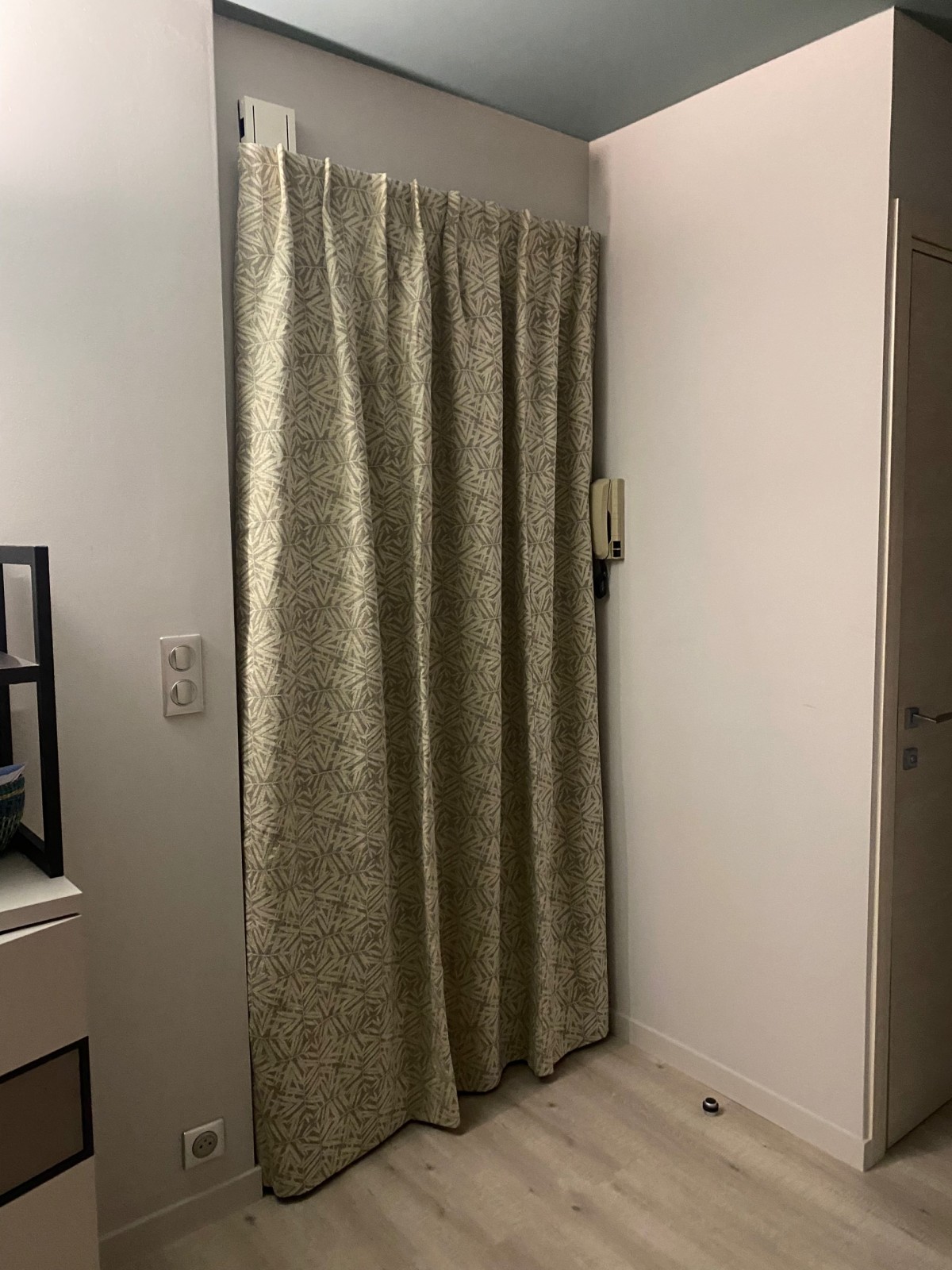 Confection sur-mesure d'une portière rideau pour sa porte d'entrée pour plus de modernité avec des tissus de qualité de la marque française de tissus TOILES DE MAYENNE à TOULON dans le VAR