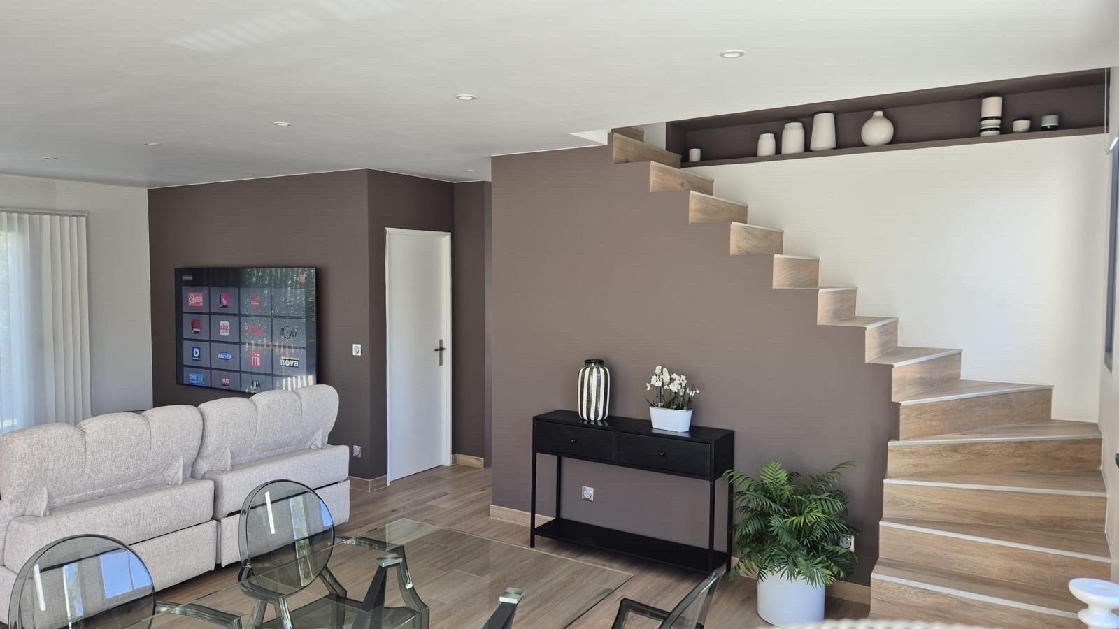 Apporter de la profondeur et de la chaleur à son mur avec London Clay de la marque Farrow And Ball à Bandol