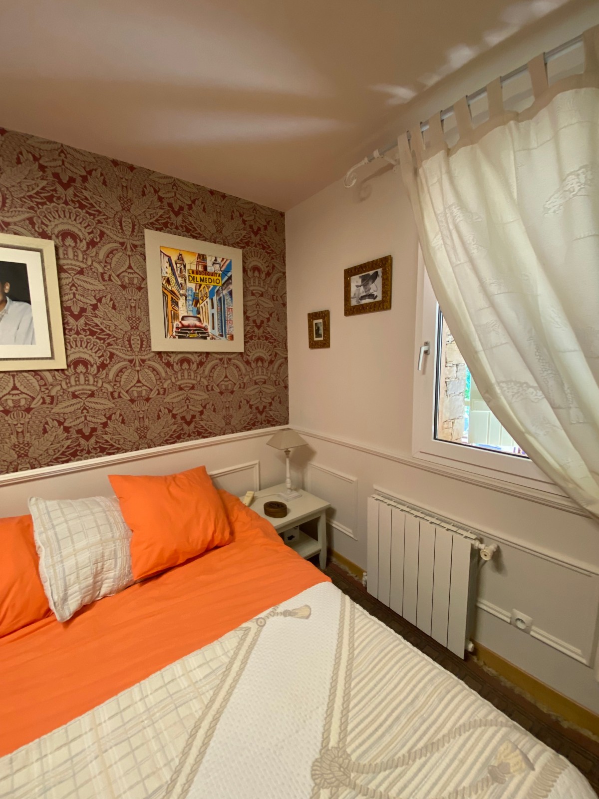 Relooker sa chambre avec du papier peint anglais : ORANGERIE de la marque de prestige FARROW AND BALL conseillé par le meilleur décorateur d'intérieur à SANARY-SUR-MER dans le VAR (83)