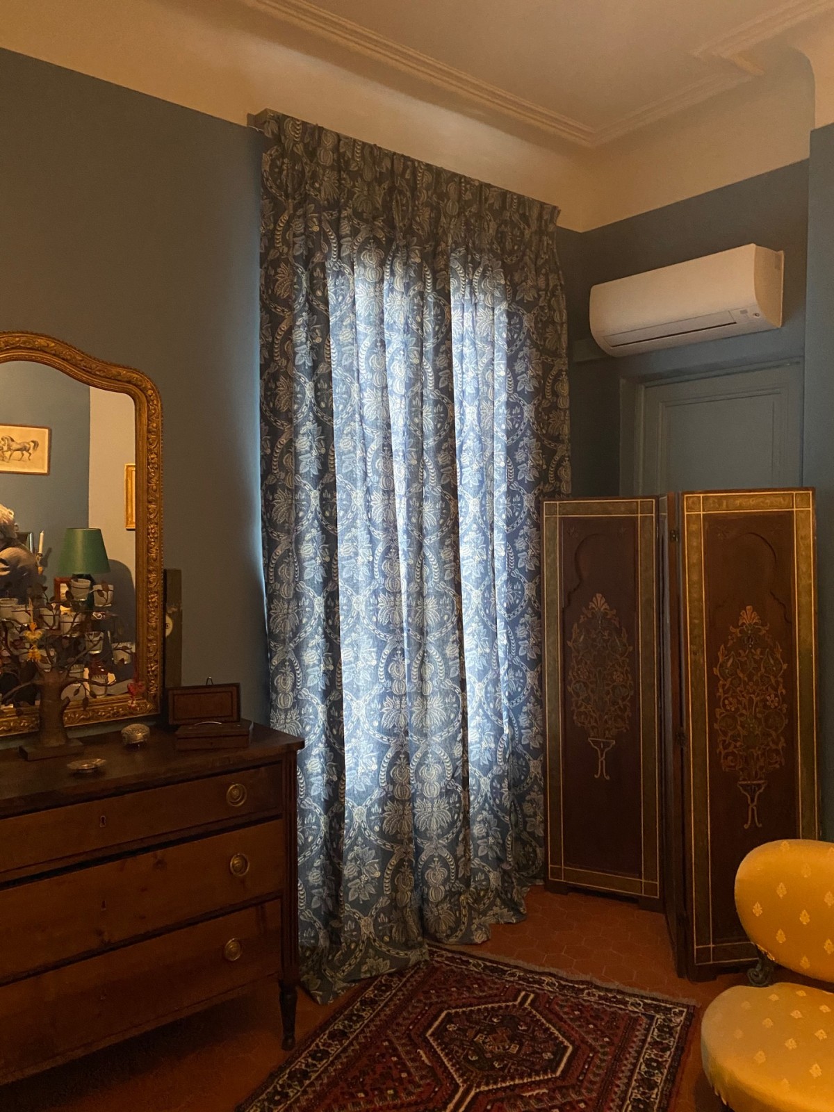 Rideau de la marque LES OLIVADES posés et conseillé par un bon décorateur d'intérieur à SANARY dans le VAR