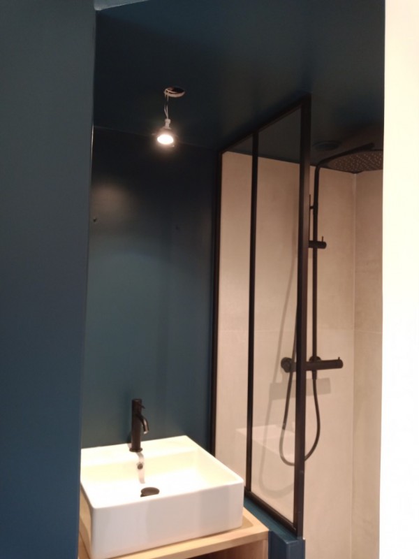 AVANT/APRES , Rénovation de sa salle de bains avec les meilleures peintures de la marque FARROW AND BALL par une bonne entreprise de décoration et rénovation à TOULON dans le VAR