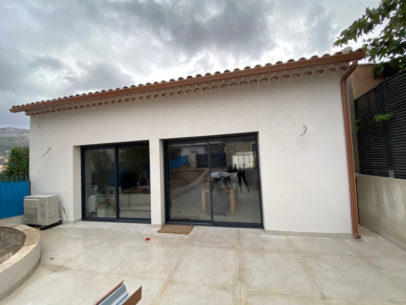 APRÈS d'une façade peinte en FARROW AND BALL d'une maison totalement refaite par une très bonne entreprise de peinture dans le VAR